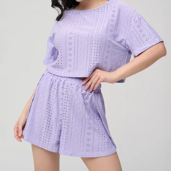 Летний комплект пижамы из 2 предметов для женщин: кроп-топ с коротким рукавом с прорезями и шорты с разрезом. Повседневный комплект для отдыха и сна.