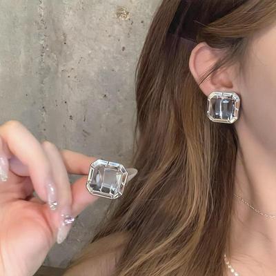 Серебряные квадратные серьги-гвоздики с кристаллами: Элегантные геометрические украшения для женщин