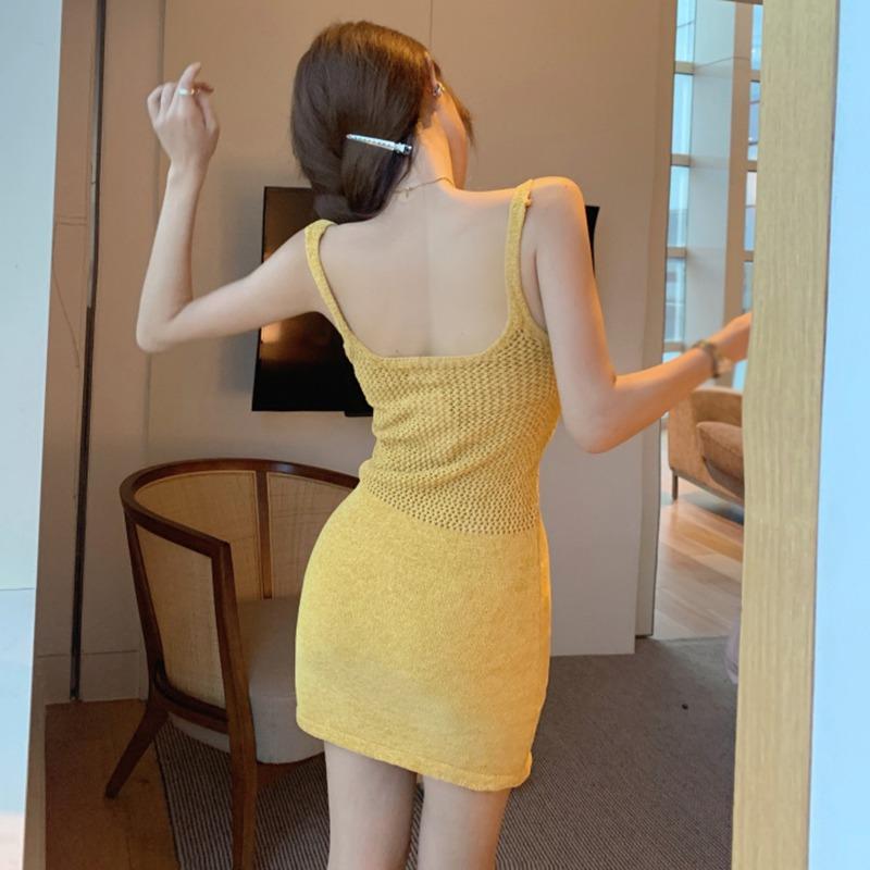 Женское платье с квадратным вырезом и вырезом, узкое