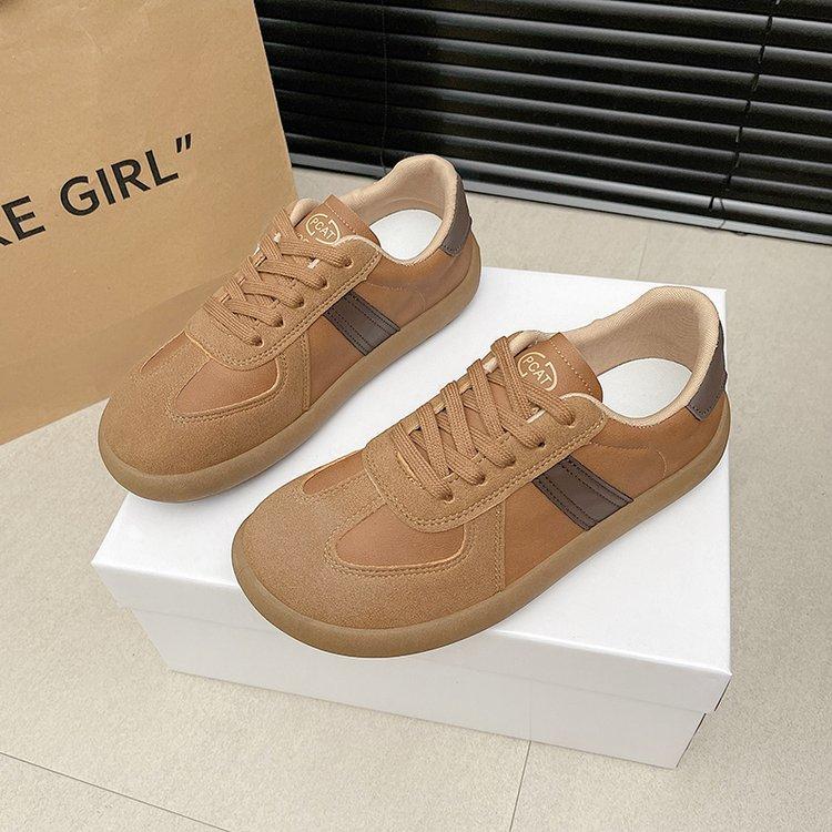 2024 осень маленькие белые туфли новая корейская версия женские студенческие туфли на плоской подошве спортивные кроссовки для сноуборда повседневные уличные стрельбы немецкие тренировочные туфли