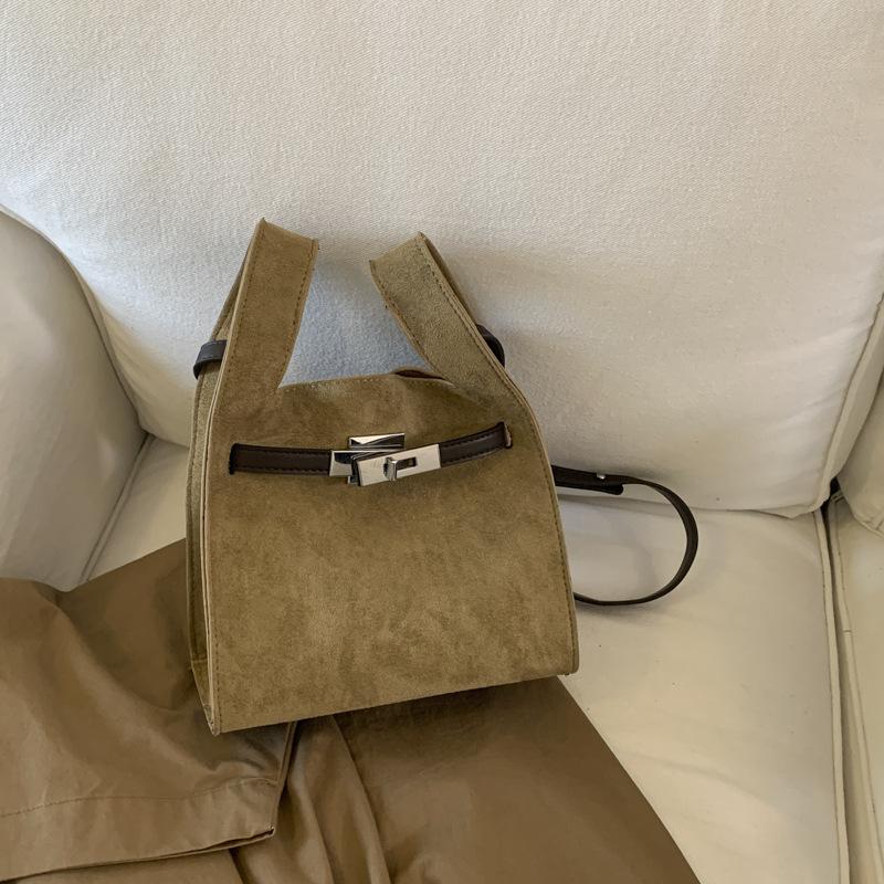 Популярные в этом году маленькие сумки — это женские осенне-зимние универсальные новые ретро-сумки-мессенджеры 2025 года, портативные сумки-ведра в корейском стиле.