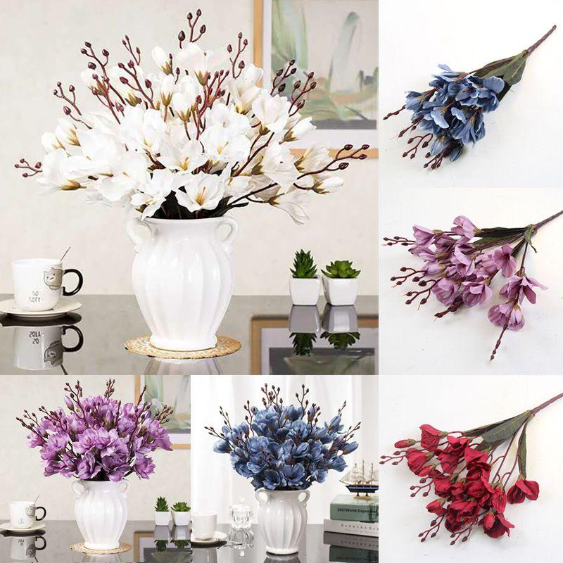 Красиво выполненный букет из искусственных шелковых магнолий для украшения дома и вечеринки