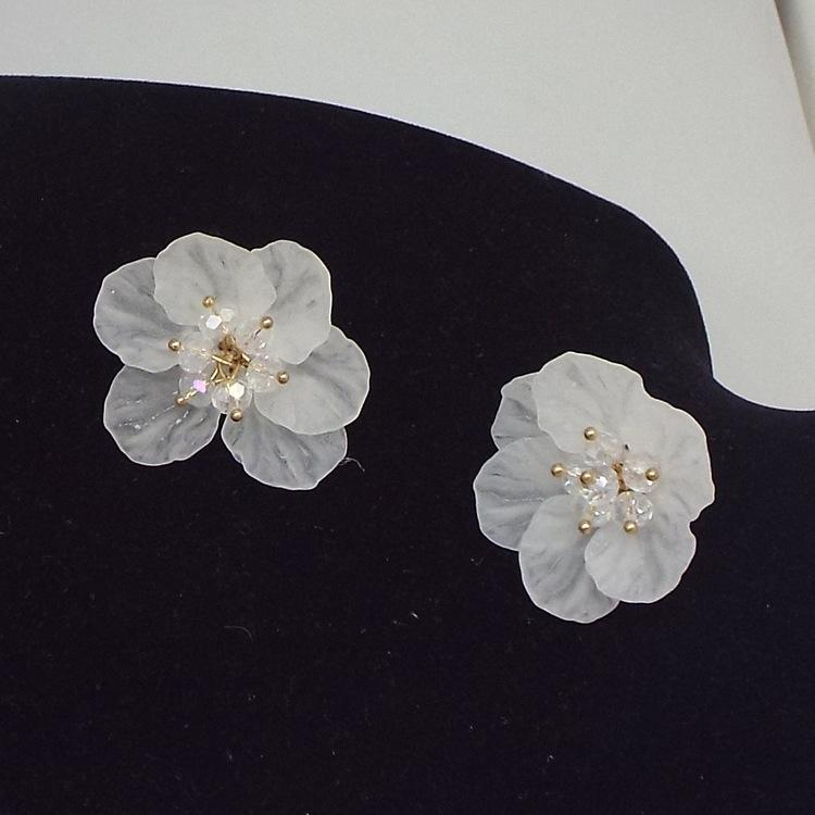 Нежные серьги-цветы из молочного акрила. В ассортименте несколько разных моделей