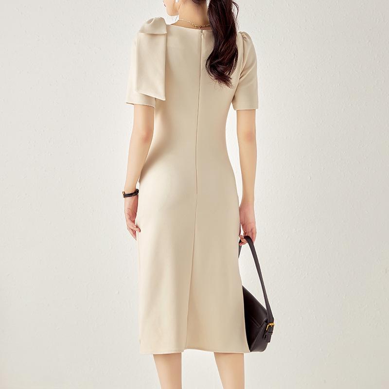 Элегантное платье с круглым вырезом, бантом и плиссировкой