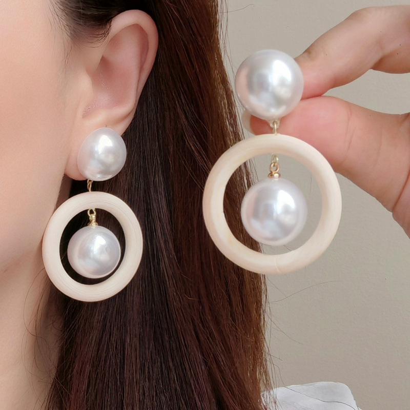 Chic Exaggerated Design Earrings Minimalist Hollow Wood Round Pearl Pendant Personality Niche Unique Versatile Fashion Studs