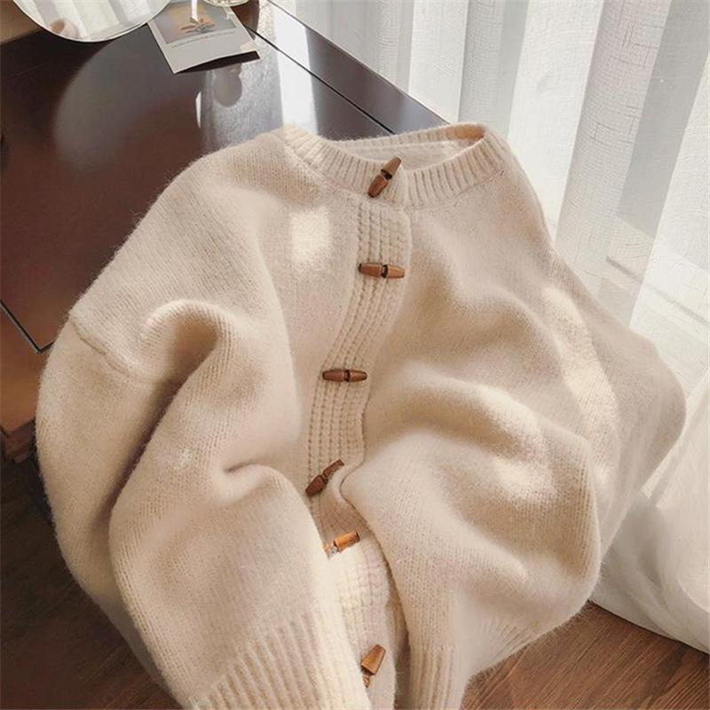Осенне-зимний женский свитер в стиле ретро, ​​однотонный свитер на пуговицах с бычьим рогом, куртка, ленивый свободный мягкий вязаный кардиган с круглым вырезом, верхняя одежда