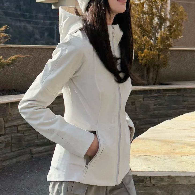 Женская приталенная куртка-ветровка софтшелл с капюшоном для пеших прогулок и активного отдыха