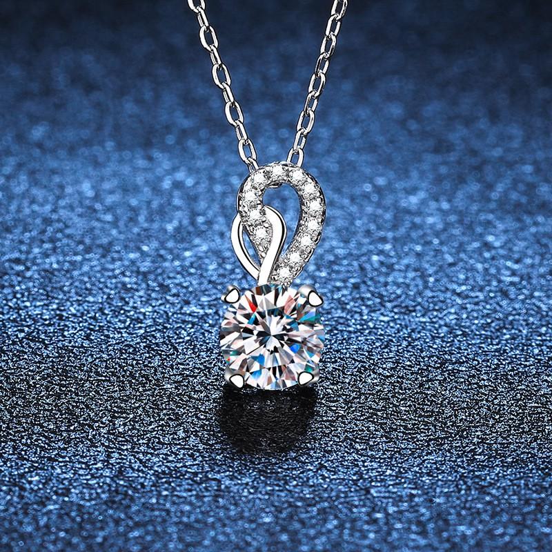 Womens Clavicle Necklace Platinum Plated D Color Moissanite 1 Carat Elegant Fashion Jewelry