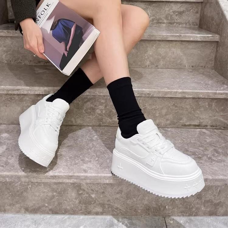 Чжао Рут, тот же стиль увеличивает высоту на 6 см маленькие белые туфли женская обувь 2025 новые универсальные туфли на толстой подошве на высоком каблуке повседневные