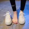 Популярные белые туфли на платформе для женщин весна-осень в стиле Гонконга, увеличение 2025 года, новая универсальная повседневная спортивная обувь для женщин, обувь для скейтбординга, прилив