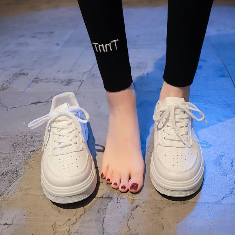 Популярные белые туфли на платформе для женщин весна-осень в стиле Гонконга, увеличение 2025 года, новая универсальная повседневная спортивная обувь для женщин, обувь для скейтбординга, прилив