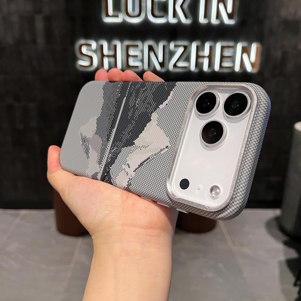 Магнитный чехол из углеродного волокна "Золотая гора на закате" для iPhone 17 Pro Max - Полное покрытие, металлическая защита объектива