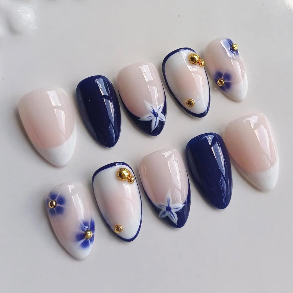 30 шт. Короткие миндалевидные накладные ногти синие с цветочным узором и стразами