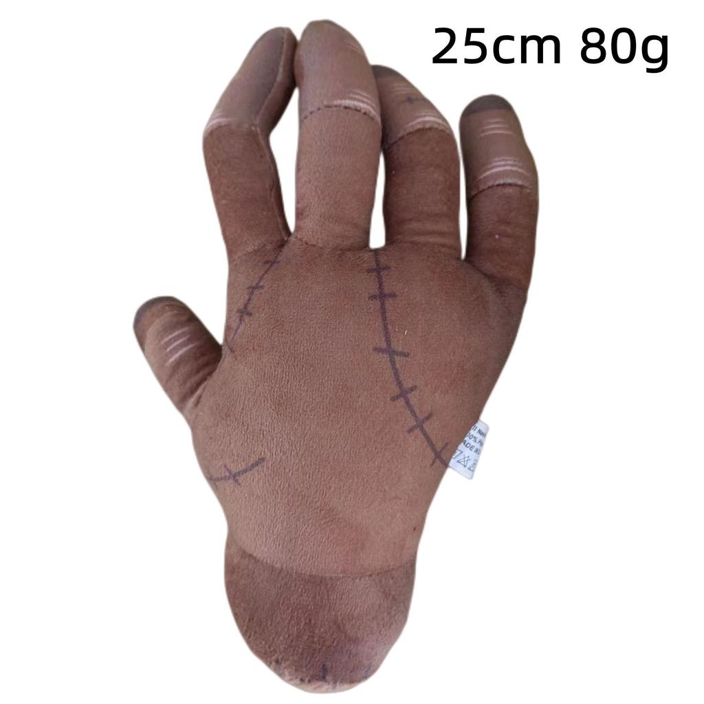 Плюшевая игрушка вокруг куклы