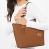 Michael Kors Mk Charlotte Винтажная однотонная сумка-тоут из кожи с подвеской-логотипом, большая вместимость, женская сумка-тоут, карамельно-коричневая, 35T0GCFT7L-LUGGAGE