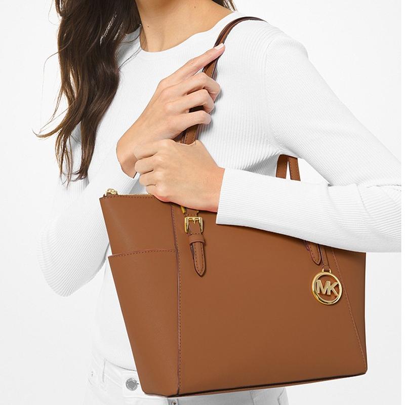 Michael Kors Mk Charlotte Винтажная однотонная сумка-тоут из кожи с подвеской-логотипом, большая вместимость, женская сумка-тоут, карамельно-коричневая, 35T0GCFT7L-LUGGAGE
