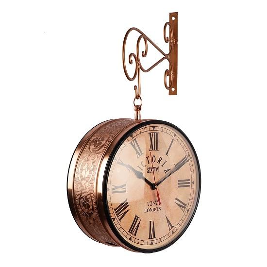 Медные двухсторонние часы Victoria Station с металлической резьбой и металлической подставкой