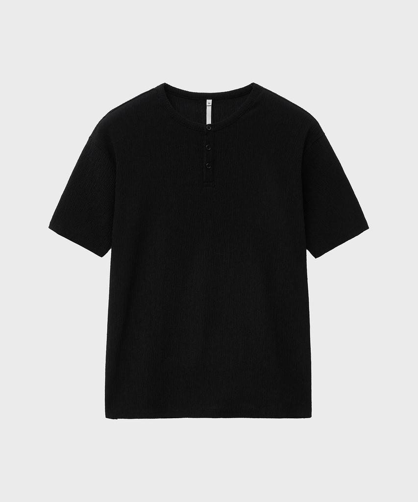 NOIRER Pleated Henley Neck Half T-Shirt (Black)