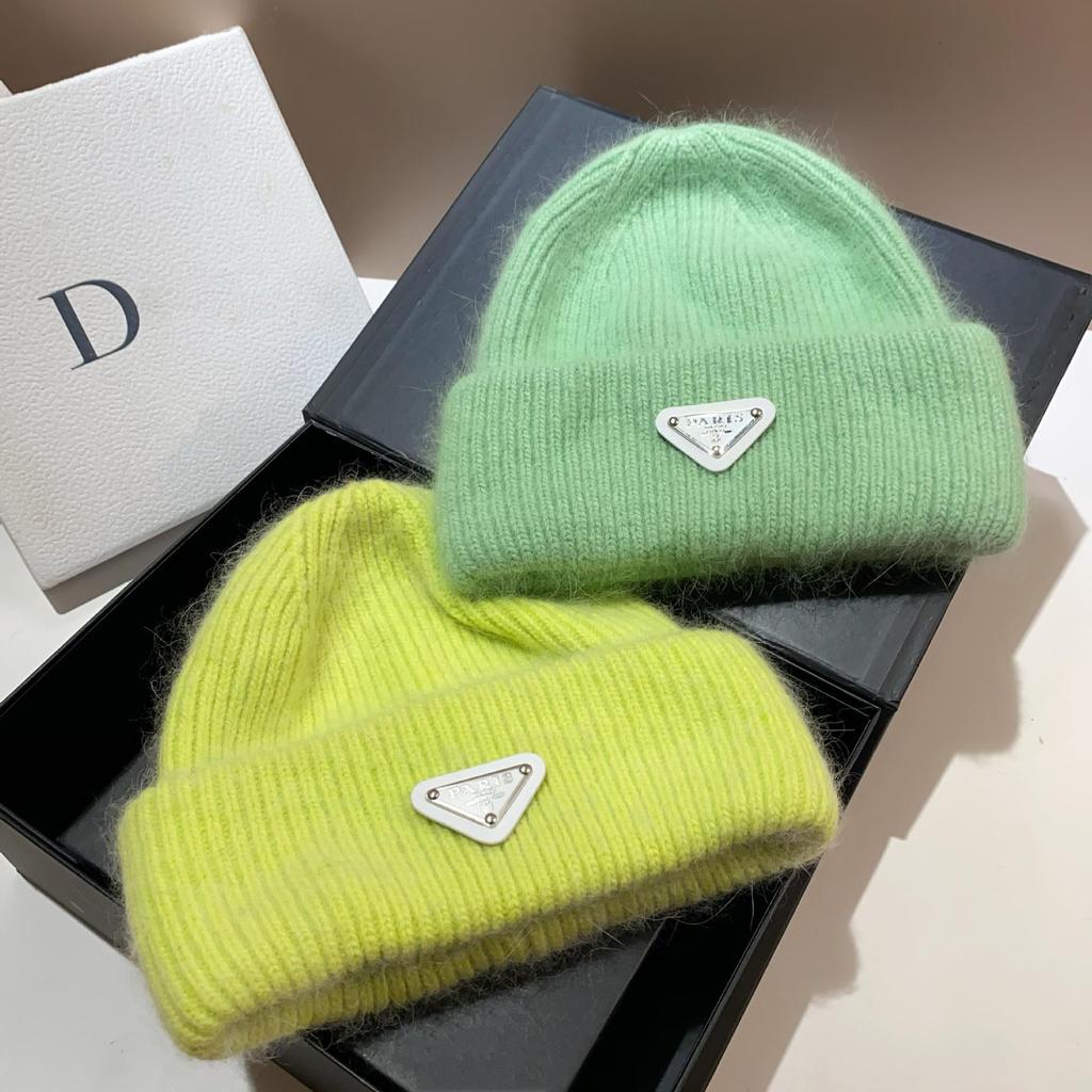 Зимняя шапка с защитой ушей французской вязки с мехом кролика - теплая, стильная, дизайн перевернутый треугольник, шерсть с двойным подгибом