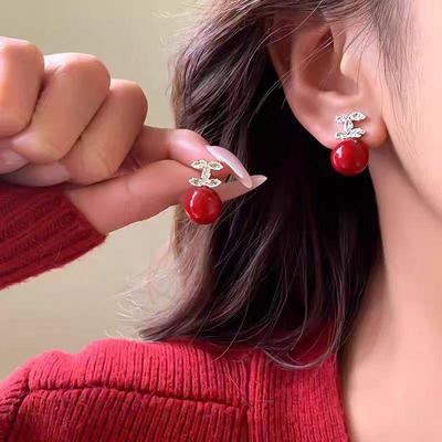 Серьги с жемчугом в форме двойной буквы C для женщин — легкая роскошь, высокое качество, уникальное модное заявление 2025 года