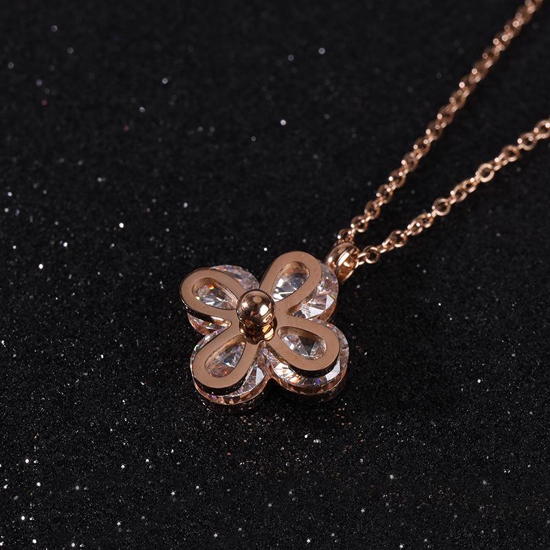 Ожерелье из титановой стали - это не четыре цветка, а четыре цепочки на ключицы из розового золота.