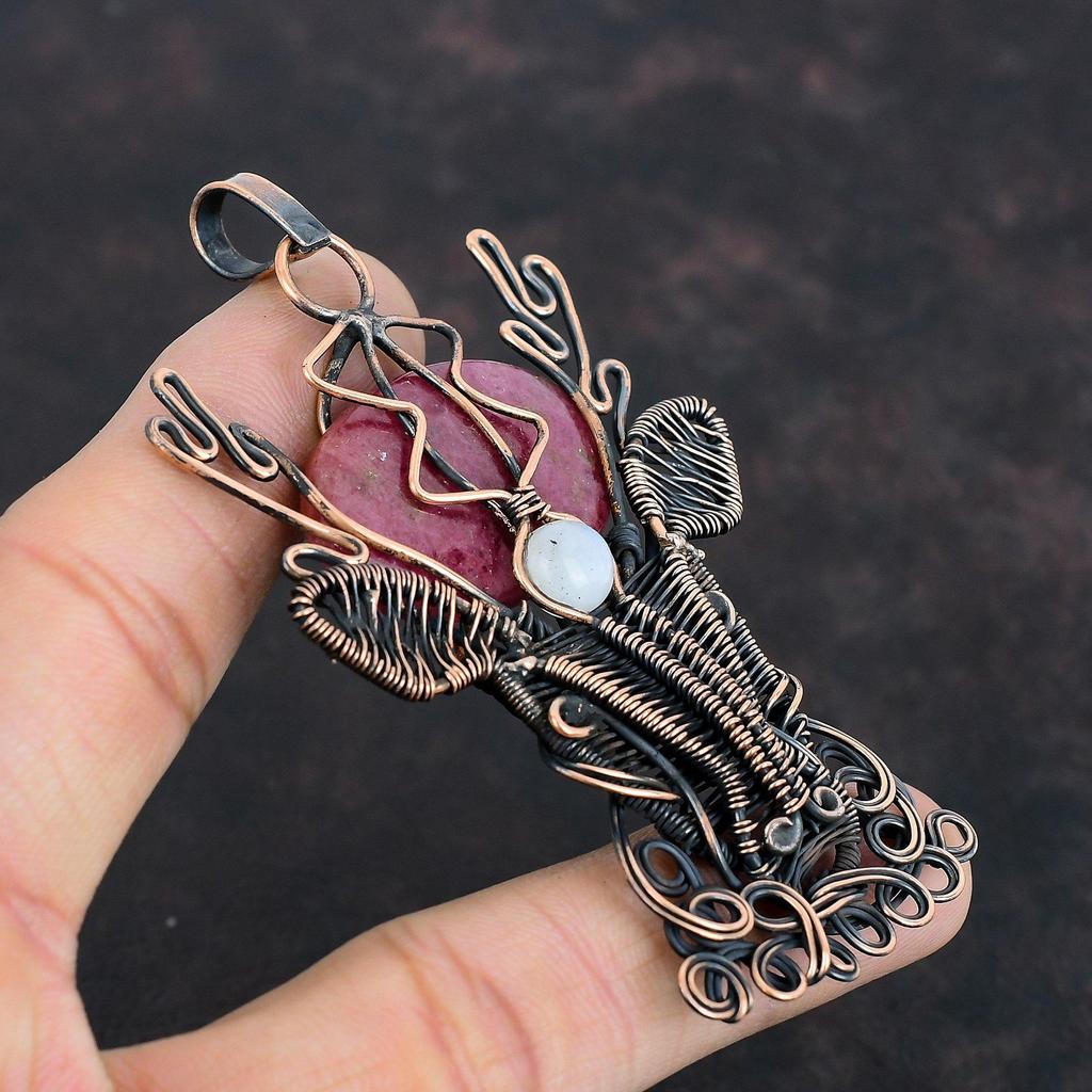 Подвеска из родонита Медная проволока Обернутая подвеска Подвеска из драгоценного камня Ювелирные изделия в виде лица оленя Ювелирные изделия из радужного лунного камня Ювелирные изделия ручной работы Подарки на помолвку