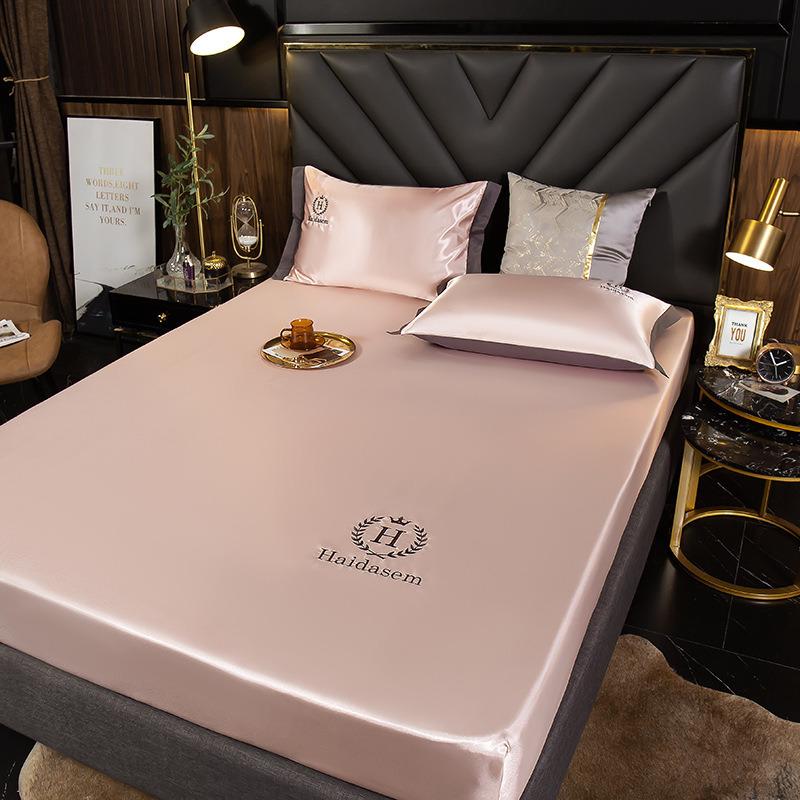 Комплект из трех предметов матраса из стираного шелка, цельный наматрасник, моющийся и складной, полностью закрытый, а покрывало не скользит.