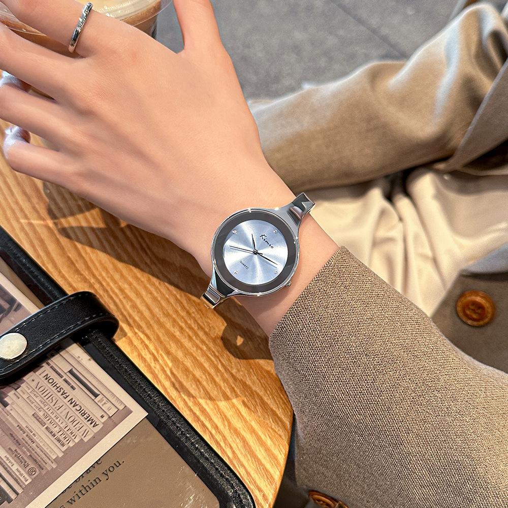 Часы кварцевые темпераментные Niche Disc Light Luxury Simple Scaleless Rhinestone Casual Bracelet Style Watch для женщин