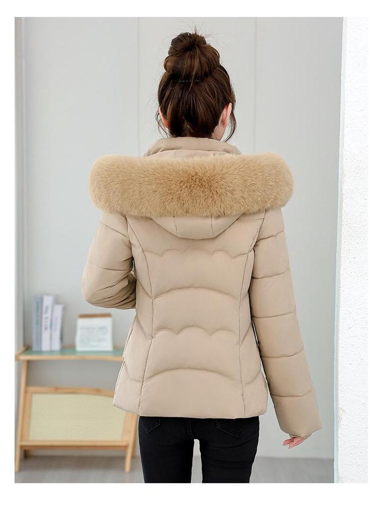 Женское зимнее хлопковое пальто приталенного силуэта в корейском стиле с меховым воротником