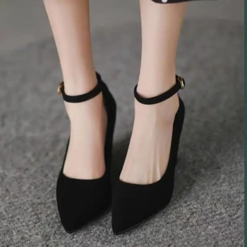 Мода 2024 года. Брендовые женские туфли с обхватом щиколотки. Женские туфли на высоком каблуке. Модные туфли-лодочки. Женские туфли с острым носком и средней танкеткой. Туфли с пряжкой и ремешком. Женские.