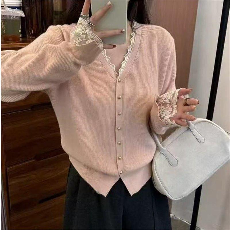 Женский корейский вязаный кардиган с кружевом в стиле пэчворк с V-образным вырезом: Новый свободный крой для осени/зимы 2025 - Универсальный свитер-пальто для ношения под верхней одеждой