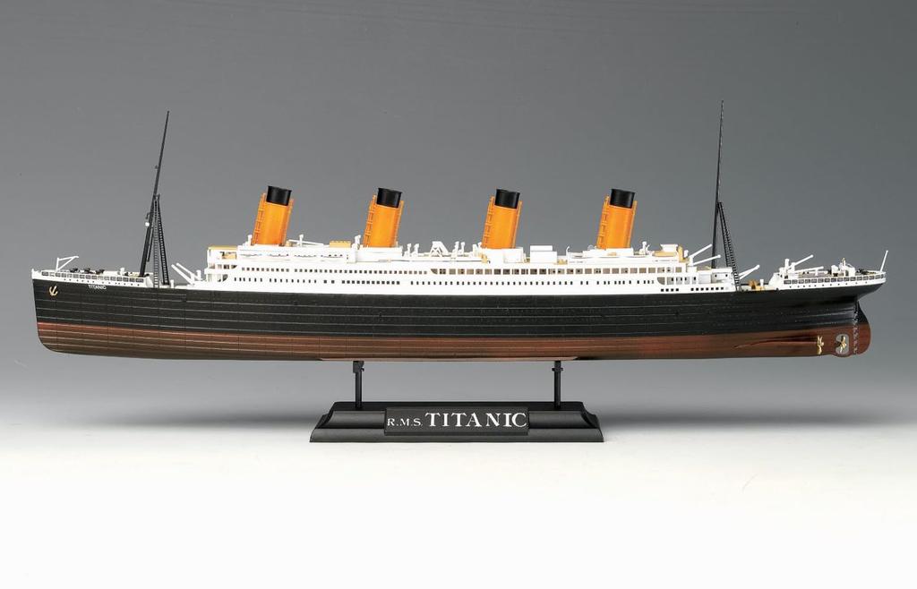 Doyusha 1700 Amazing Plastic Model 22nd R.M.S. Titanic LED Set Color-coded Plastic Model