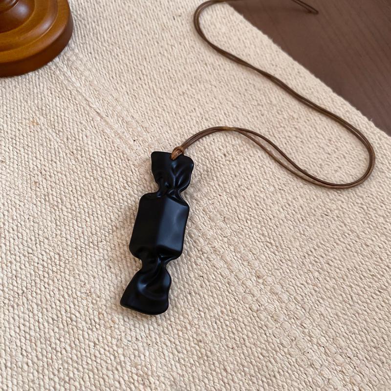 Resin Candy Love Pendant Necklaces For Women Retro Long Sweater Chains Simple Cute Pendant Necklaces Jewelry Accessories Gift