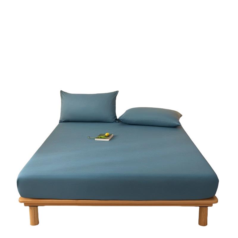 «Однотонная простыня из матового хлопка – защитный чехол для матраса на двухъярусной кровати в общежитии»