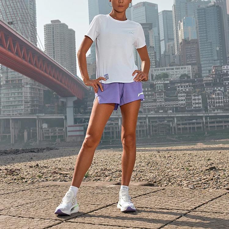 Li-Ning Футболка Running Series с коротким рукавом и круглым вырезом, быстросохнущая, с логотипом и буквенным принтом, женская, стандартная, белого цвета ATST520-2