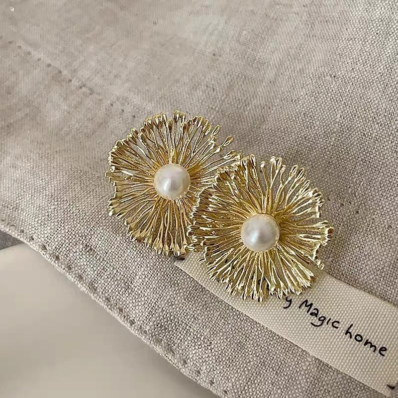 Преувеличенные металлические серьги-пусеты в виде неправильных цветов для женщин, модные серьги с жемчугом и полым узором, индивидуальные украшения для вечеринок, подарки для вечеринок