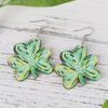 Улица. Деревянные серьги с подвеской в виде зеленого котенка и клевера ко Дню Святого Патрика