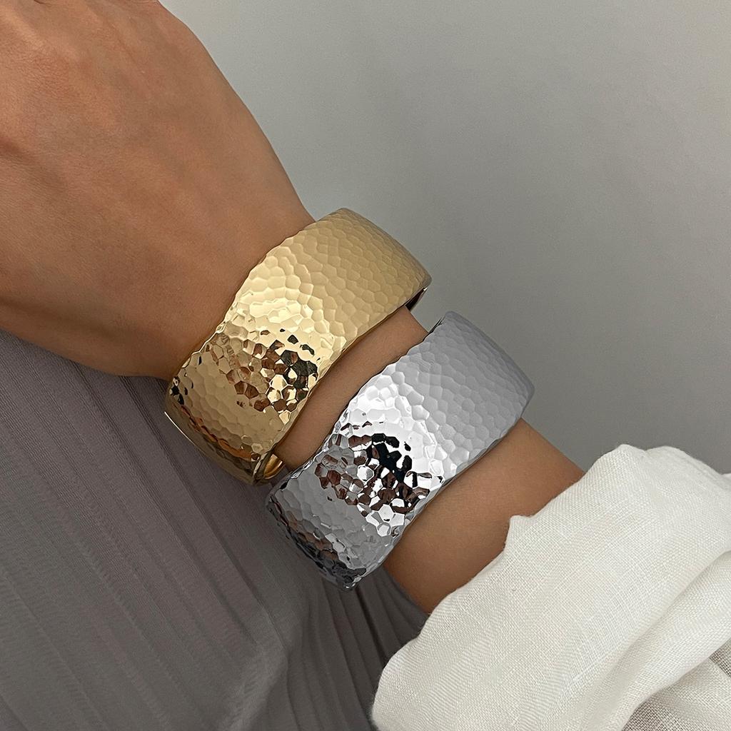 Jewelry 2025 New Alloy Bracelet Women's High Color Retention Electroplating Hammer Pattern Bracelet