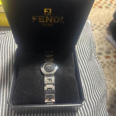 Б/у часы FENDI 4260L часы с браслетом-пирамидкой