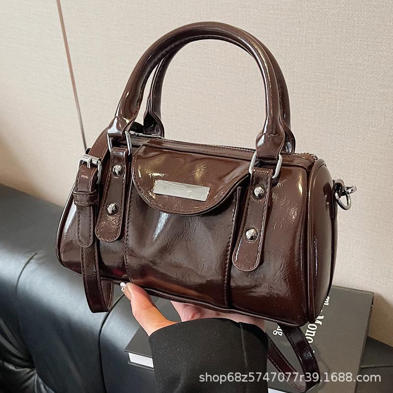 Супер горячая маленькая сумка женская осень и зима 2025 новая женская на одно плечо кроссбоди наволочка - это универсальная ручная рабочая сумка