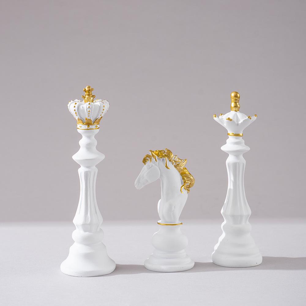 Маленькое международное шахматное смоляное украшение - Настольный декор с фигурами короля, ферзя и коня