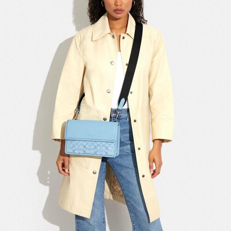 Coach Сумка на плечо Turner 25 Classic Monogram с клапаном из джинсовой жаккардовой ткани и кожи Женская сумка на плечо Светло-голубая CH828-SVLB