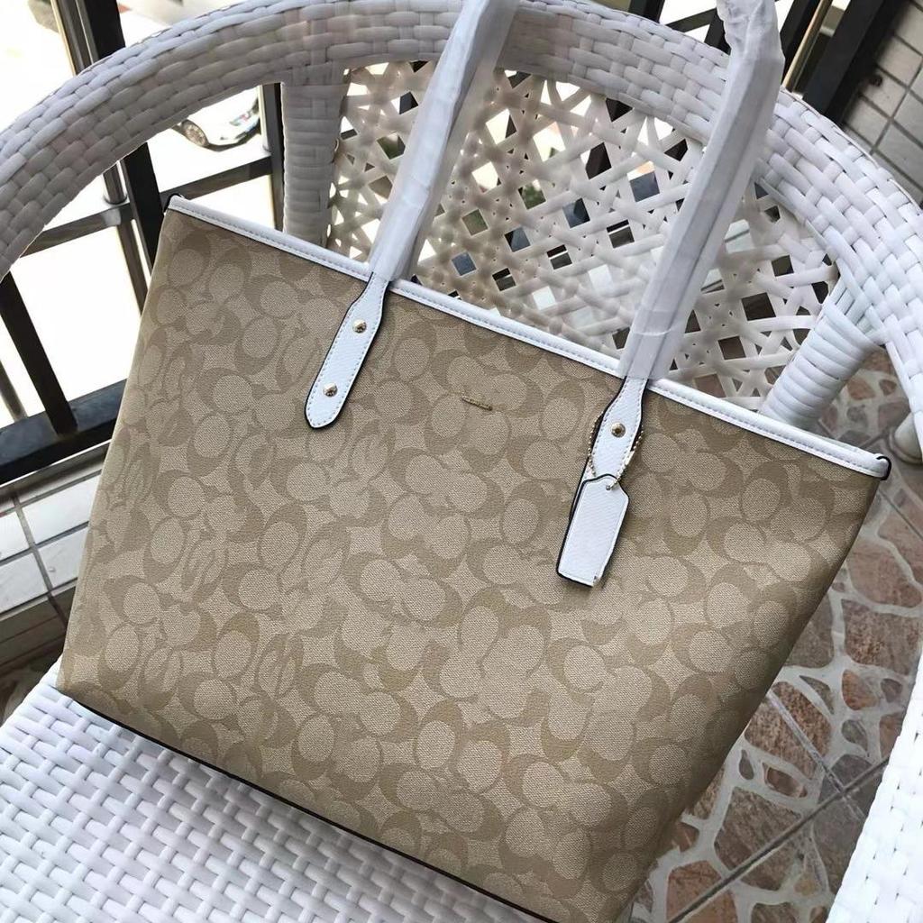 Классическая минималистичная сумка-тоут на плечо в форме пельменя с металлической молнией