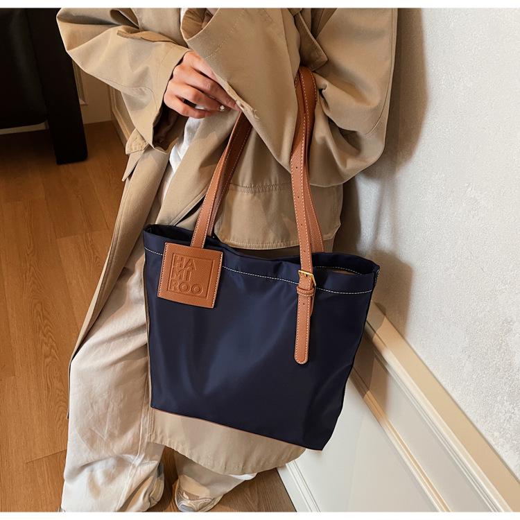 Женская сумка-тоут через плечо для осени 2025 года, универсальная, большой вместимости, высокого класса, для поездок на работу