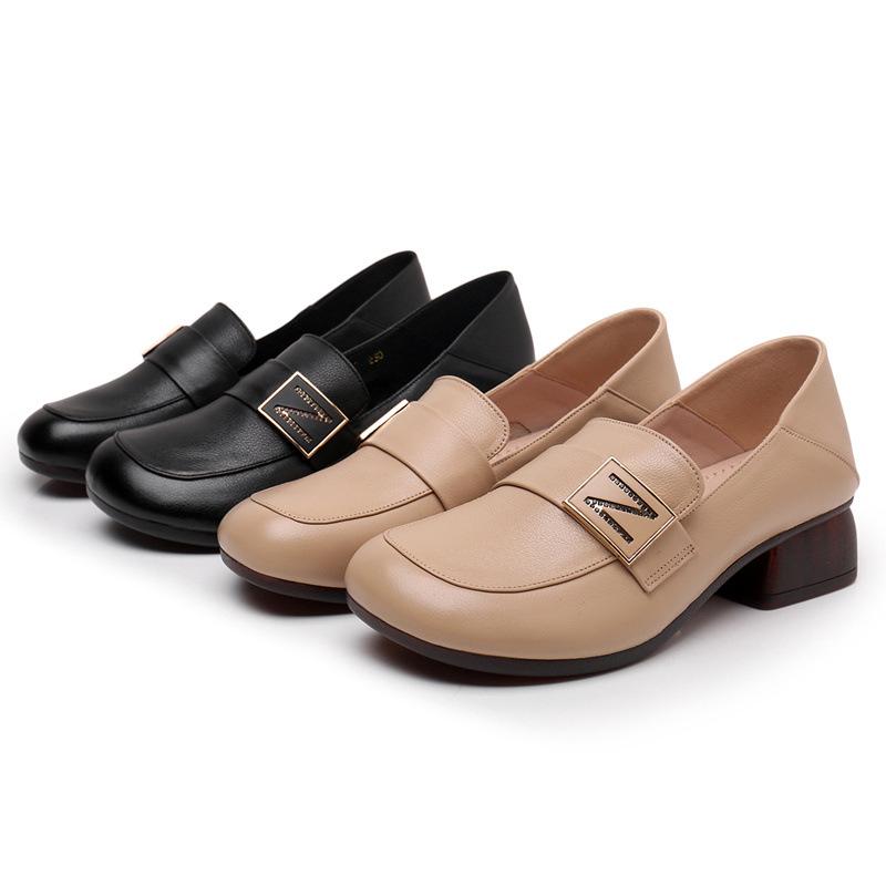 Женские лоферы нового стиля с металлической отделкой, первый слой из коровьей кожи, большой размер, мягкая кожа, маленькие кожаные туфли в британском стиле, туфли на среднем каблуке