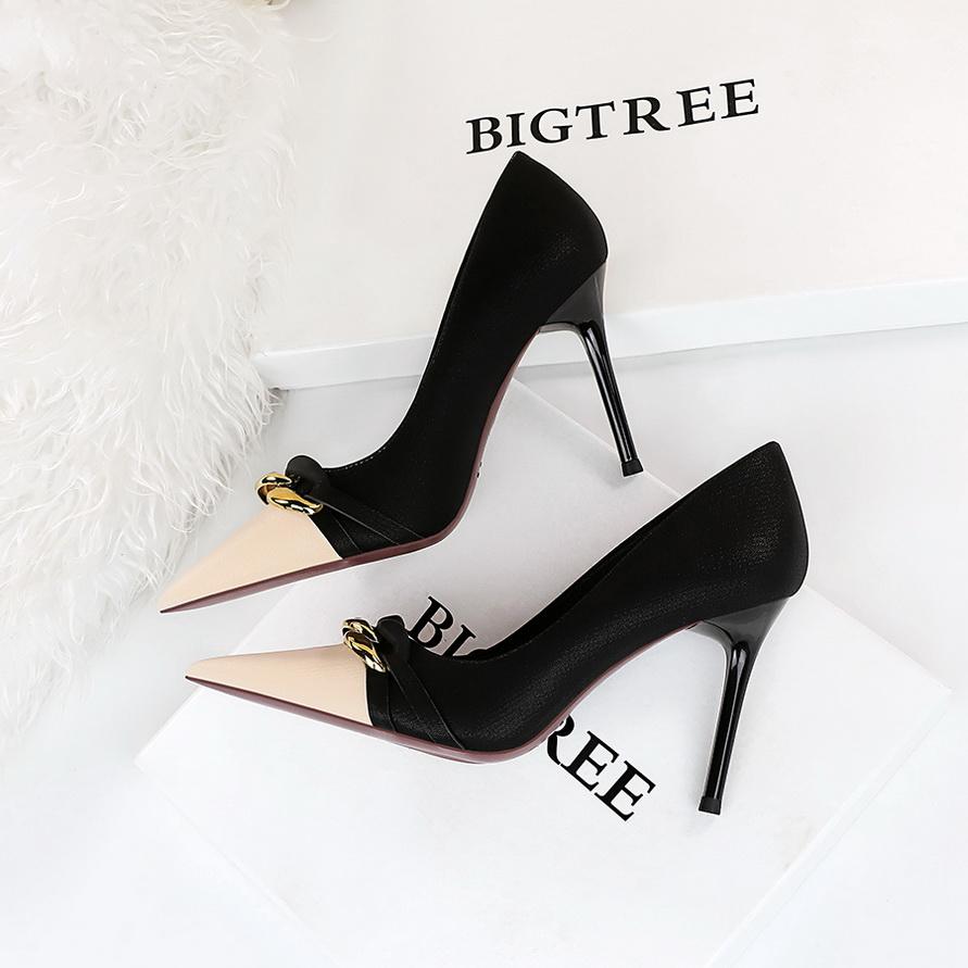 Женские банкетные туфли на высоком каблуке светлого кроя с цветными блоками и остроконечной металлической цепочкой, декоративные одинарные туфли