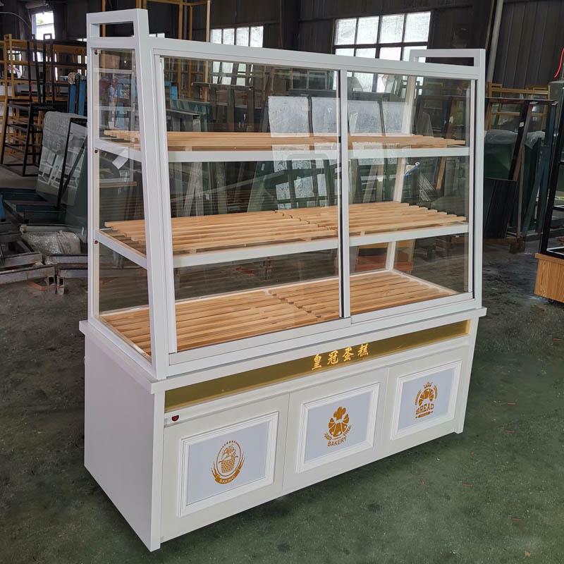 В наличии кондитерская витрина: Остров из массива дерева и кованого железа с ящиками для хлеба, выпечки и жареных продуктов