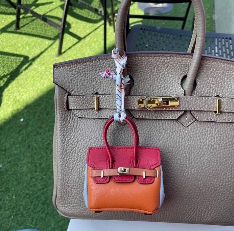 Компактная подвеска-мини-сумка из синтетической кожи с брелком для ключей и держателем для наушников - доступна в нескольких цветах