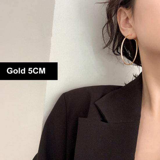 1 пара женских сережек-кольцов разных полированных размеров, однотонные гальванические серьги-кольца