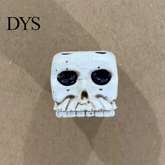 Handheld Lightweight Dice Skull for Adults, Gothic Resin Shaped Portable Running Groups 6 Sided Entertainment, Halloween Party Favors Matte